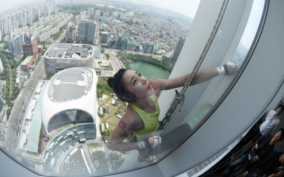 S. Korean female climber reaches top of tallest building