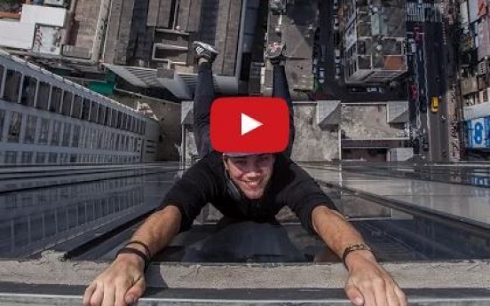 (영상 9만뷰) ‘63빌딩 높이’에서 앞구르기 하는 사람들