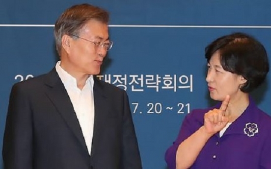 Moon invites ruling party lawmakers for luncheon later this month