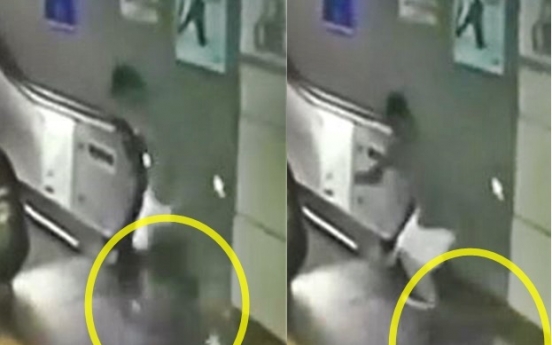 (영상) 지하철 타려다 낙하한 출근길 여성