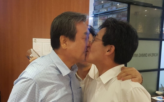 [Photo News] Korean politicians share surprise smooch