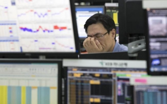 Korean shares inch down despite foreingers' buying spree