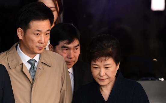 Prosecution to freeze 3 billion won returned to Park by her lawyer