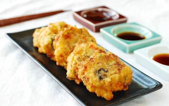 [Home Cooking] Crispy guljeon (Korean-style oyster fritters)