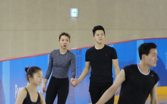[Photo News] South, North skaters share ice rink in first joint practice