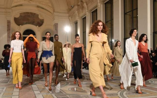 [Photo News] A glimpse into fall-winter trends at Paris Fashion Week