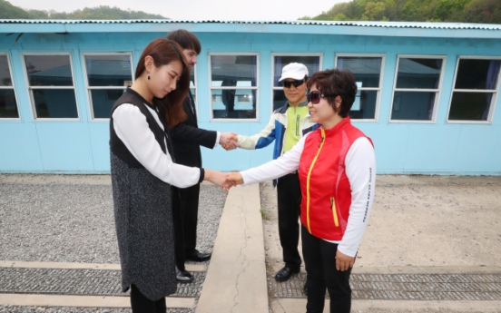 [Photo News] Posing like the two Koreas’ leaders