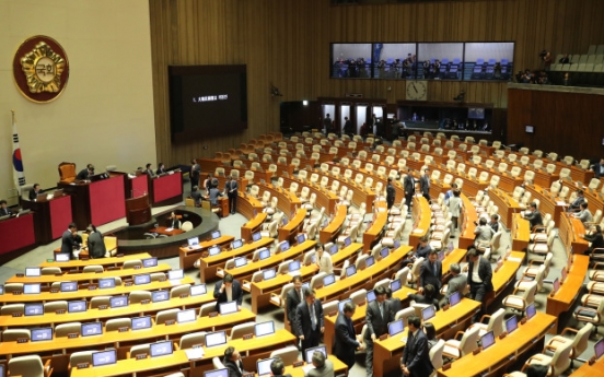 [Newsmaker] Opposition scuttles Moon’s Constitution amendment plan