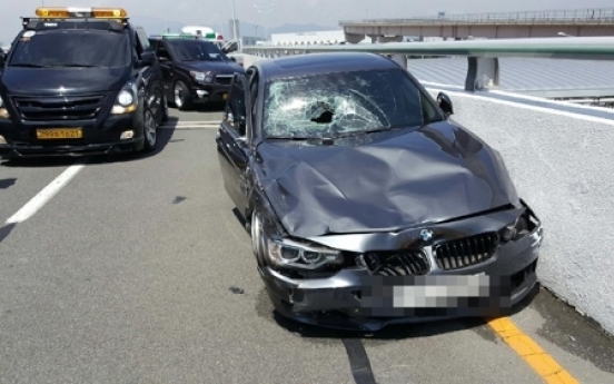 김해공항 BMW 질주사고 영상에 '부글'…피해자 이틀째 의식없어