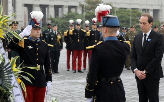 French, foreign envoys honor comrades of WWI