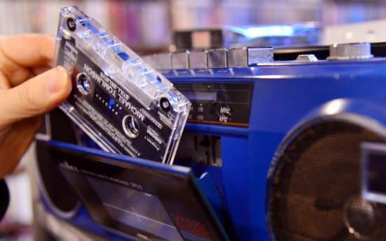 [Eye Plus] Cassette tapes make stand in digital era