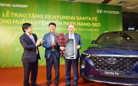 Hyundai presents Santa Fe to South Korean soccer head coach for Vietnam