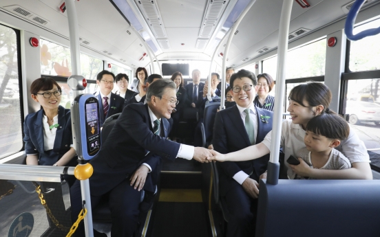 Moon joins test drive of Korea’s first hydrogen-powered city bus