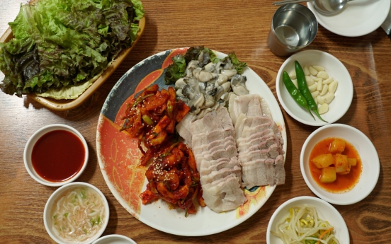 [Seoul Food Alley] Behind jewelry shops, pairing pork, kimchi and oysters in Jongno