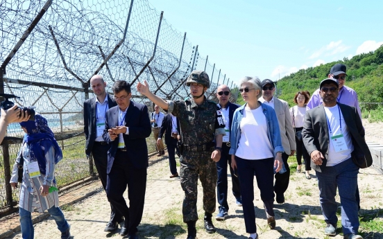 [Diplomatic circuit] Foreign minister, diplomats visit DMZ hiking trail