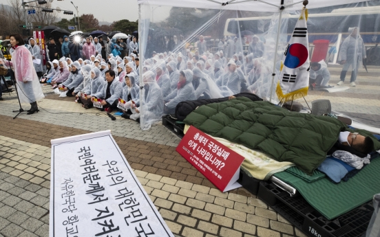 Democratic Party urges Hwang to quit hunger strike