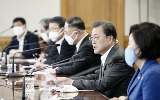 Moon urges finance industry’s support for economic measures