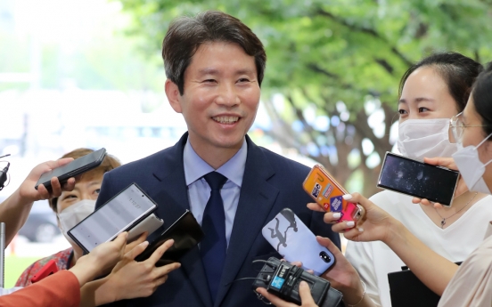 Moon appoints four-term lawmaker as new unification minister