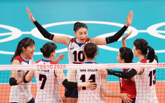 [Newsmaker] [Tokyo Olympics] Moon applauds women's volleyball team for 'touching' Olympic match