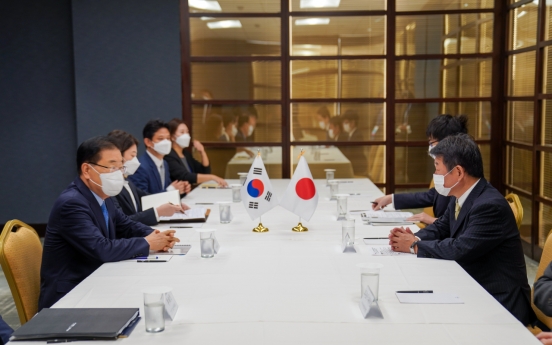 Seoul, Tokyo ministers meet, but remain apart over wartime history