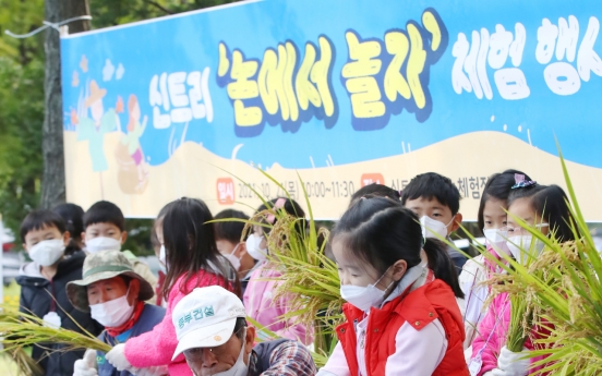[Photo News] Rice Reaping Experience for Students