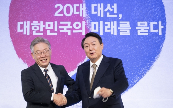 [Election 2022] Lee narrows gap with Yoon in poll