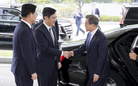 Moon Jae-in to meet with Samsung, LG chiefs to discuss youth employment