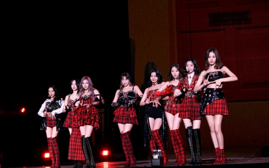 [Herald Review] Twice ends 2021 with first in-person concert in two years
