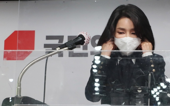 [Newsmaker] Lookist evaluation of Yoon’s spouse raises eyebrows