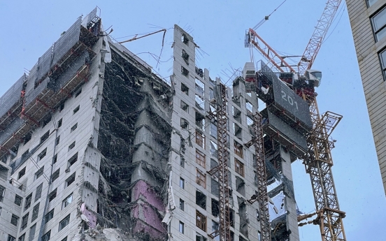 Facade of apartment building under construction collapses, injuring at least 1