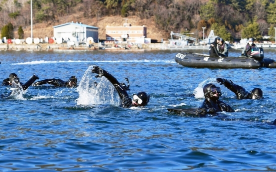 Navy'<b>s</b> sea salvage unit conducts annual wintertime training