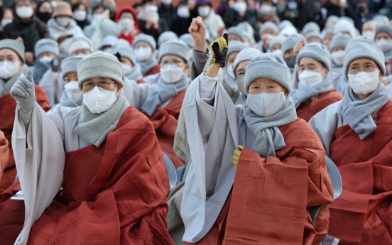Thousands of aggrieved monks stage protest against government’<b>s</b> perceived religious bias