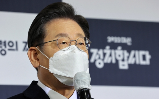 Lee Jae-myung strongly distances self from Moon Jae-in, denounces his failures