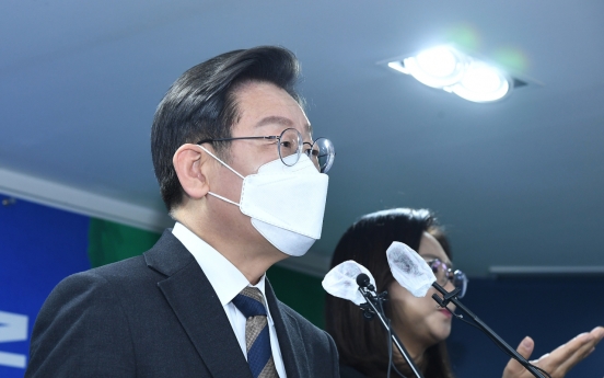 Lee Jae-myung accused of aping Lee Myung-bak's signature economy pledges