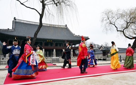 [Eye Plus] Colorful and elegant royal hanbok sweep down runway