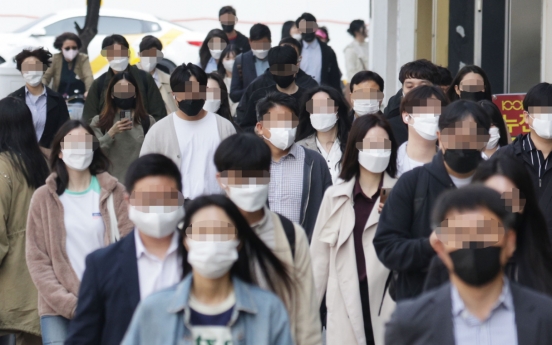 People still wear masks despite end of outdoor mask mandate