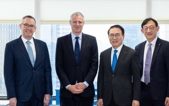 Shinhan chief, UK minister discuss climate efforts in financial sector