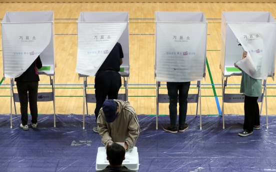 Koreans head to polls in local elections