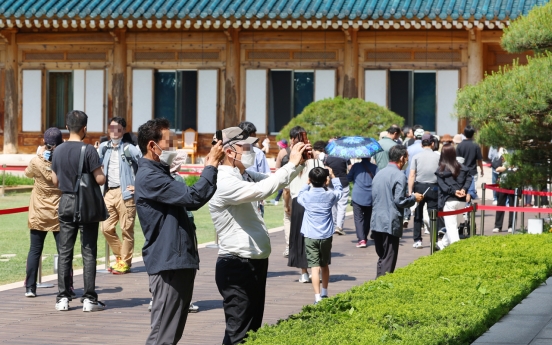 No wedding photos, watermelons, soup: New Cheong Wa Dae visitors’ guidelines