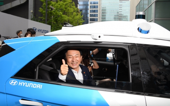 [Photo News] Minister in self-driving car
