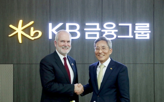 KB chief, Danish envoy discuss finance industry’s role in carbon neutrality
