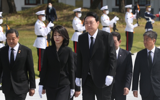 Yoon advises against reading too much into first lady's visit with ex-President Roh's widow