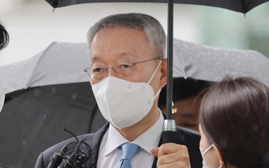 Court holds hearing to decide on ex-Industry Minister Paik's arrest
