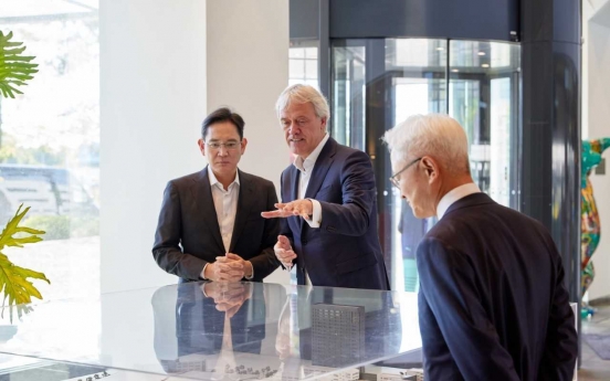 Samsung chief visits ASML HQ as race for high-end chip intensifies