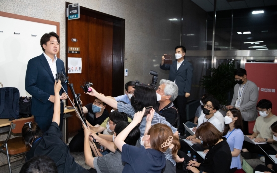 Ruling party’s ethics panel suspends Lee Jun-seok for six months