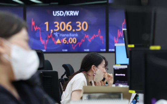 Korean students abroad, parents tightening belts as won dives to 13-yr low against dollar