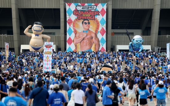 [Herald Review] 33,000 fans join Psy for summer night rave