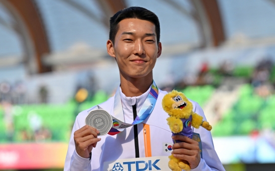 High jumper Woo Sang-hyeok stands tall on podium with world championship silver