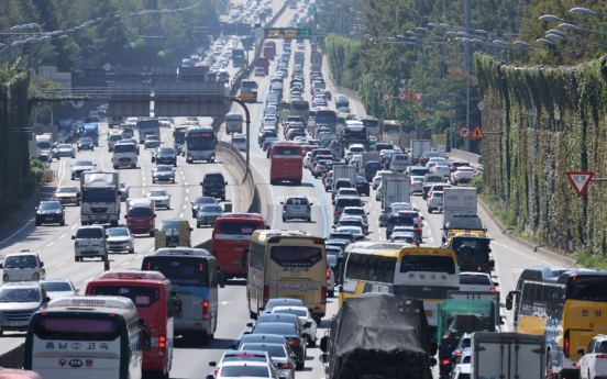 Highways nationwide clog with traffic as Chuseok exodus begins