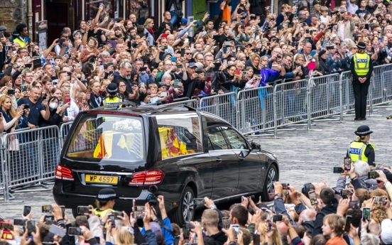 [Newsmaker] Queen Elizabeth II's coffin takes long road through Scotland